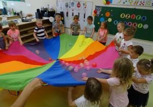 08 Dzieci podrzucają na chuście małe baloniki